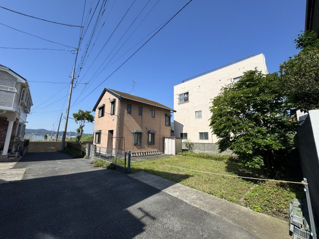 建物の横にあるスペースも敷地内です　お庭としても駐車場としてご利用いただけます