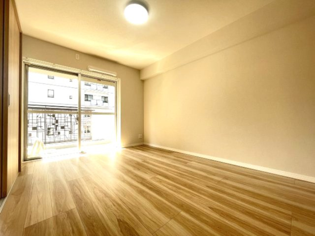 LD横の洋室は、扉を開けて解放感ある空間に。