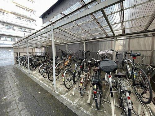 屋根付きの駐輪場で、サビや汚れの心配も不要。