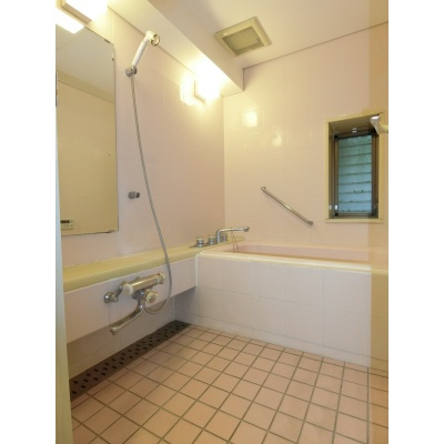 落ち着いた色合いで、リラックスできる空間♪