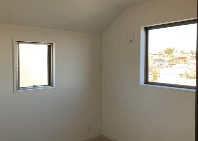 寝室でゆっくりと過ごすためにはベッド周りの適度な空間を担保することや窓の位置、照明の明るさ、寝室の広さなどを考える必要があります。自身や家族の構成とライフスタイルに併せて寝室にする部屋を選びましょう！