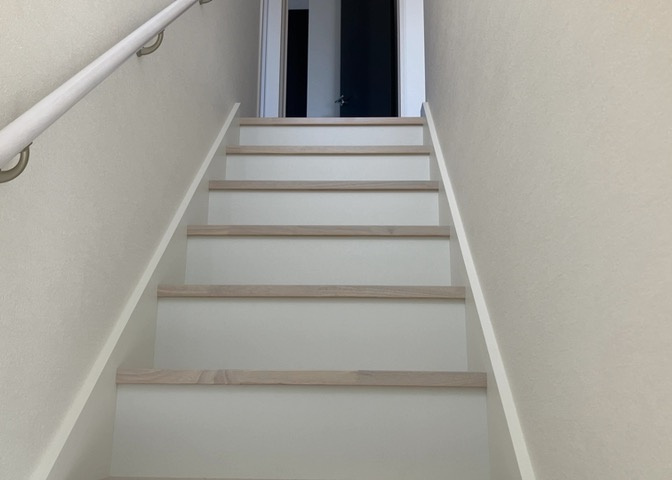 建物の上下階の通路である階段は、その位置によって動線や室内の印象が大きく左右されます。手摺にも重要な役割があり、転倒の防止・歩行や動作を円滑にして日常生活を支えることを主な目的として設置されています。