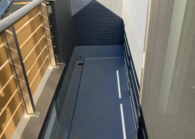 バルコニーは、室外の専用スペースのうち、「屋根がなく開放された空間」であるものを指します。ベランダより広いタイプのものが多く、日当たりもよいため家庭菜園などを楽しみたい人にとって適した環境となります。