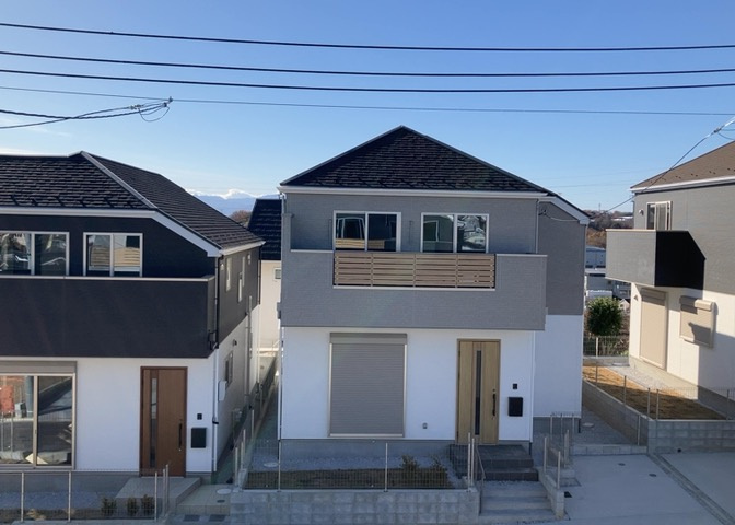 眺望を気にして物件を探す場合、前面に建物が建っていないか現地で確認しましょう！前面に建物があると景色はもちろん、日当たりや風通しにも影響が出てきます。住んだ時のことを想像しながら現地見学をしましょう。