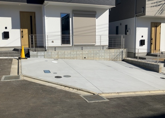 駐車場と明記されていても、最小スペースでつくられた駐車場だと大型車は駐車できなかったり、出入りしにくくなったりする可能性があります。お車のサイズと購入したい物件の駐車場のサイズを現地で確認しましょう。