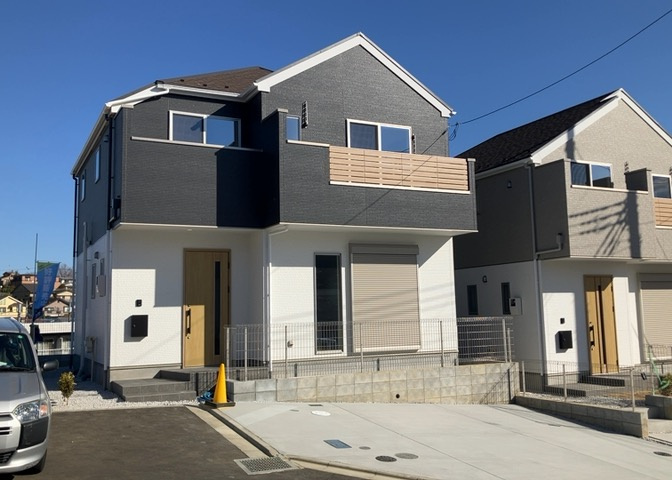 住宅用の土地では前面道路に2m以上接していなければならないと法律で定められています。しかし、お持ちの車のサイズやライフスタイルなどにより、2mでは利便が悪い場合もございますので、事前に確認しましょう。