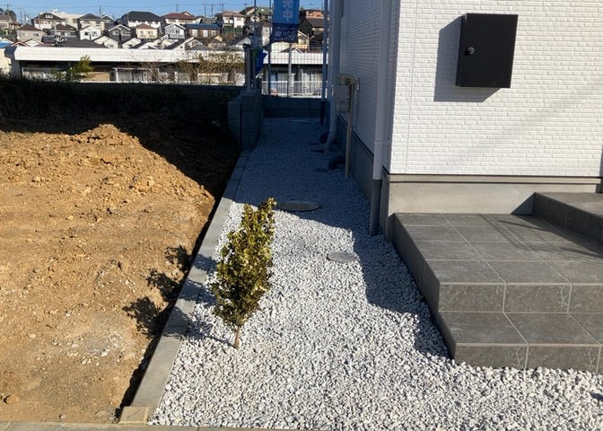 庭があることでガーデニングや家庭菜園はもちろん、こどもの遊び場やペットを放して遊ぶことができます。また、家の周囲に余裕があるということです。隣地との間があれば、十分な日当たりと、風通しが確保できます。