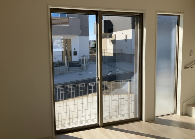 サッシとは、ガラス窓に使用される金属製の窓枠のことです。一般的に住宅建築では、金属製建具工事の段階で備え付けるもので、ガラス類や玄関、バスルームのスチール製のドアなどと同じタイミングで工事を行います。