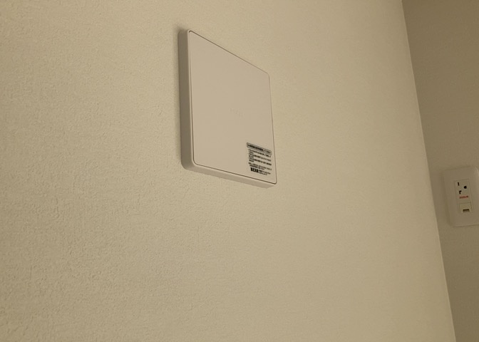 1日中建物内の換気が行われるように設計された仕組みです。気密性の高い住宅は、家に籠った空気でシックハウス症候群になる可能性がありますが、24時間換気システムであれば計画的な換気で対策が可能です。