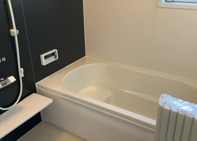 入浴時の快適さも大事なことですが、綺麗な状態を維持できなければ気持ちよく入浴できません。毎日の掃除が楽という点は大事なポイントになります！カビが生えにくく掃除がしやすい、壁や浴槽を選ぶといいでしょう。