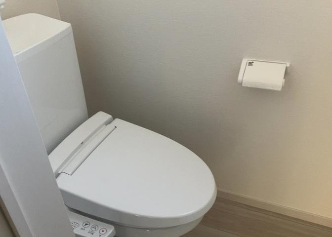 トイレは大きさや形、機能、抗菌性などが異なる多種多彩なタイプが各メーカーから出ています。それぞれに良さがあるため、事前にどういったタイプのトイレがいいのかをご家庭内で決めて、内見に行くといいでしょう。