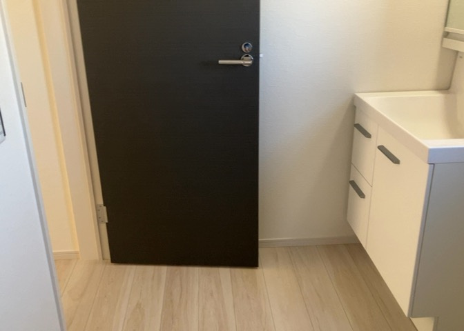 多くの戸建て住宅で見かける洗面脱衣所は、洗面台と洗濯機が2畳ほどのスペースに並べられていて、洗面所が脱衣所を兼ね備えている間取りが一般的です。お客様が利用することもある、パブリックな空間でもあります。