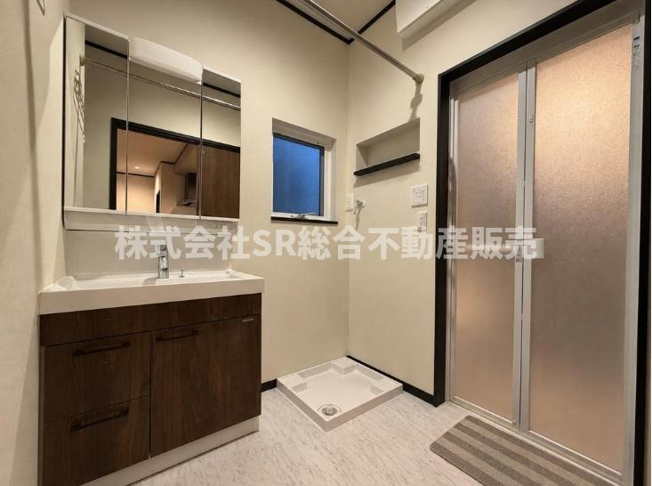 室内洗濯機置場、3面鏡・シャワー付き独立洗面台有♪清潔感のある脱衣場です！