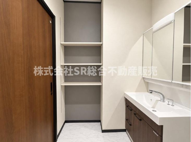 脱衣場にも収納あります！タオル、洗剤等の収納ができます。