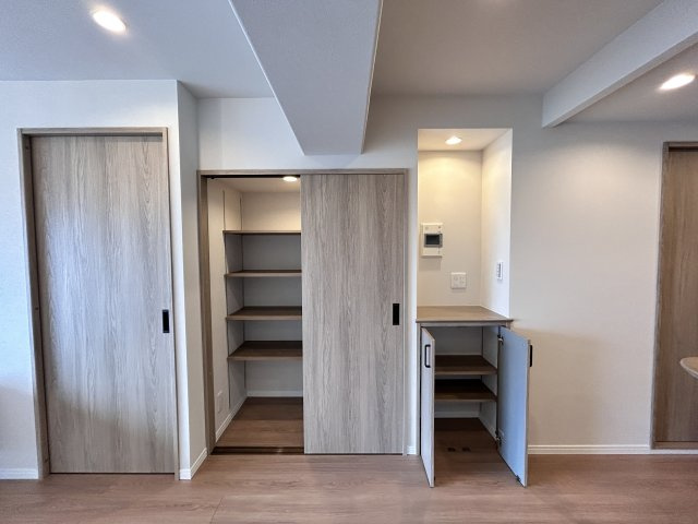 家族で使える収納スペースとしておすすめ。外出時に各部屋に取りにいかなくてもいい物を収納するのはいかがでしょうか。