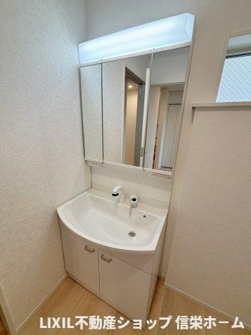 独立洗面台。鏡の裏は収納になっています