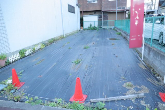 土地を買う際、住む地域の自治体や福祉の補助制度にも注目してみましょう。子供や老人の医療補助やゴミ出しのルールなど、自治体によってルールに大きな違いがあるため、暮らしやすい土地で判断するとよいでしょう。