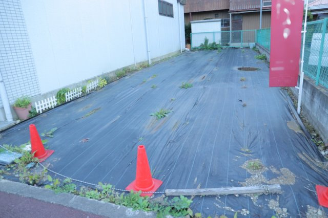 土地の前の道路に消火栓が設置されていることがあります。この場合、道路交通法第45条第1項により、駐車禁止の場所が指定されています。そのため、車庫などの駐車スペースをつくることができない場合があります。