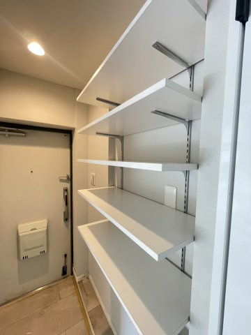 玄関入ると収納棚があります。