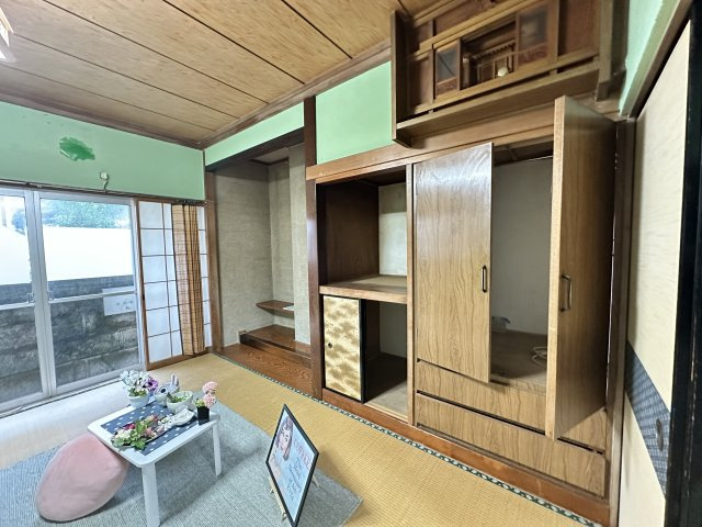 床の間や神棚を備えた、趣ある伝統的な和室です。大きな窓からは心地よい光が差し込み、開放感も◎。大容量の押し入れやクローゼットなど収納が非常に豊富で、寝室や客間としてもゆったり使えます！