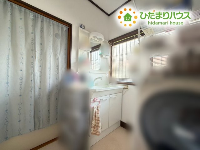 キッチンから洗面所へのスムーズな動線で、家事効率倍増！忙しいママに配慮した間取りです。