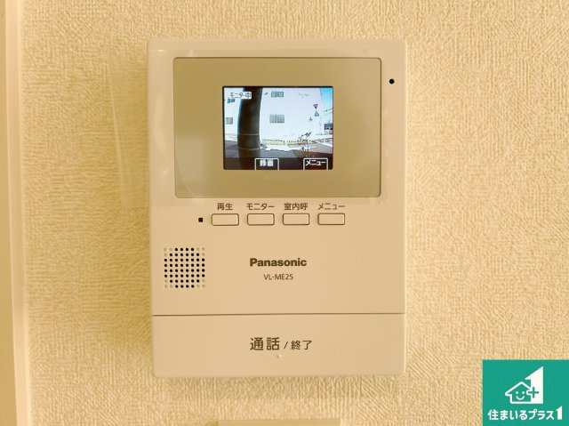 カラーモニターインターホン！声だけでなく来訪者の姿や顔がモニターで確認できるので、小さなお子様がいらっしゃるご家庭でも安心できます！