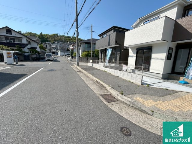 周辺は閑静な住宅街！前面道路広々で車の出し入れも便利です。駐車が苦手な方でも安心して車庫入れできます！