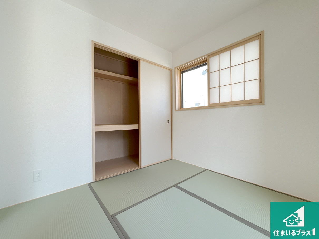 寝室は心地よい眠りについてもらいたくて、シンプルかつ開放的な空間な設計にしています！大きな窓から差し込む日が心地いいです♪
