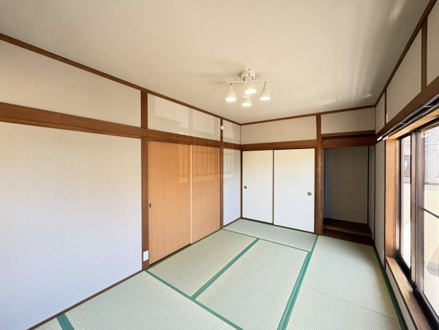 窓から自然光が入り、明るさを確保しやすいのも魅力。押入れに加えて床の間も設けられており、収納力と和室らしい趣を兼ね備えています。布団を敷いて寝室として利用したり、来客時の客間として活用できます。