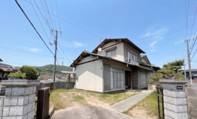どっしりとした存在感のある外観で、落ち着いた住宅街にも調和する住まいです。南西角地のため陽あたりが良く、開放感があります。国道やスーパーへのアクセスも良好で、生活利便性を重視したい方にもおすすめです。