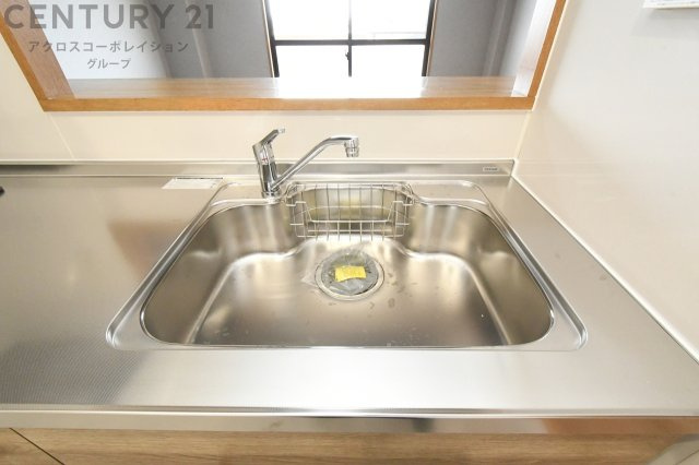 大きなシンクでお鍋などの大きな調理器具を洗う際にも便利です。