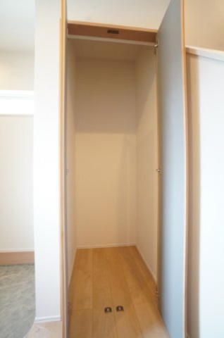 玄関収納は掃除用具や、ストック用品の一時保管場所としても使っていただけます。※類似物件の参考画像です